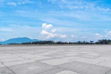 Boş döşemeler ve doğal arazi kaplaması.