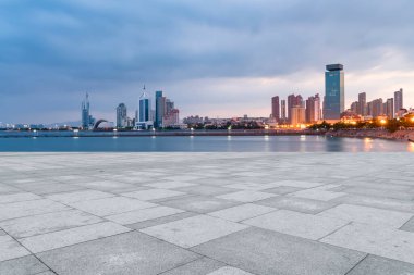 Qingdao şehir gökdelenleri boş kare döşemeleri ile