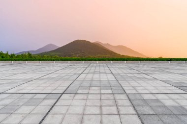 Boş Plaza Tuğlaları ve Güzel Doğal Manzara