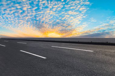 Yol yüzeyi ve gökyüzü kara bulutu