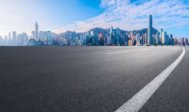 Hava yolu asfalt yolu ve ticari yapının ofis binası