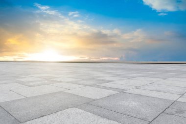 Boş Plaza Tuğlaları ve Gökyüzü Bulutu