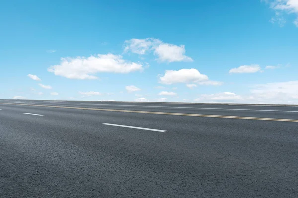 Κενό Οδόστρωμα Άσφαλτο Αυτοκινητόδρομο Και Ουρανό Σύννεφο Τοπίο — Φωτογραφία Αρχείου