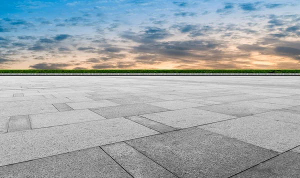 空の正方形のタイルと美しい空の風景 — ストック写真