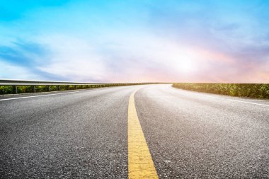 Hava yolu asfalt yol ve güzel gökyüzü manzarası