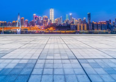 Kent kare yolu ve mimari manzaranın ufuk çizgisi