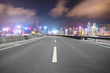 Şehrin panoramik manzarası, boş yolu