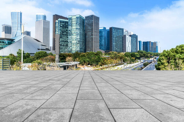 Голубое небо, пустой мраморный пол и панорама города Ханчжоу
