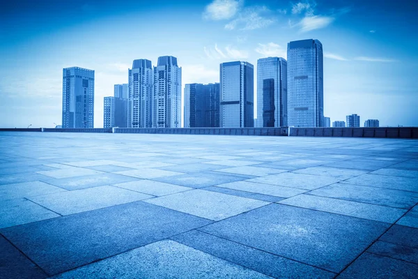 Leere Plaza Bodenfliesen Und Die Skyline Des Modernen Stadtbaus — Stockfoto