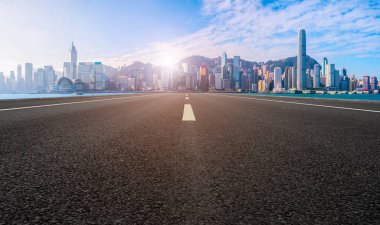 Hava yolu asfalt yolu ve ticari yapının ofis binası