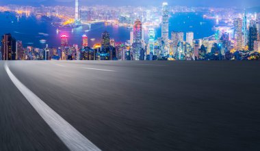 Şehrin panoramik manzarası, boş yolu