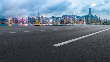 Şehrin panoramik manzarası, boş yolu