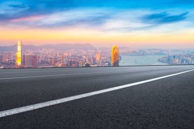 Şehrin panoramik manzarası, boş yolu