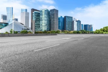 Hangzhou şehir polisinin şehir yolu asfalt kaldırımı ve ufuk çizgisi