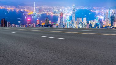 Şehrin panoramik manzarası, boş yolu