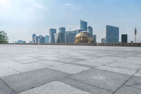 Tomma Plaza Golvplattor Och Skyline Modern Stadsbyggnad — Stockfoto