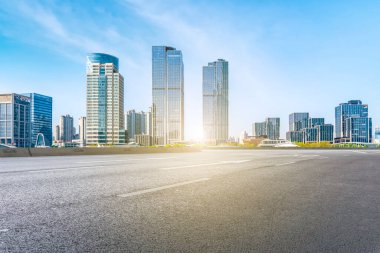 Hava yolu asfalt yolu ve ticari yapının ofis binası