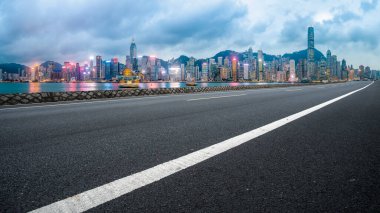 Şehrin panoramik manzarası, boş yolu