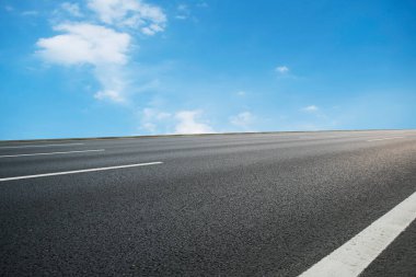 Hava yolu asfalt yol ve güzel gökyüzü manzarası