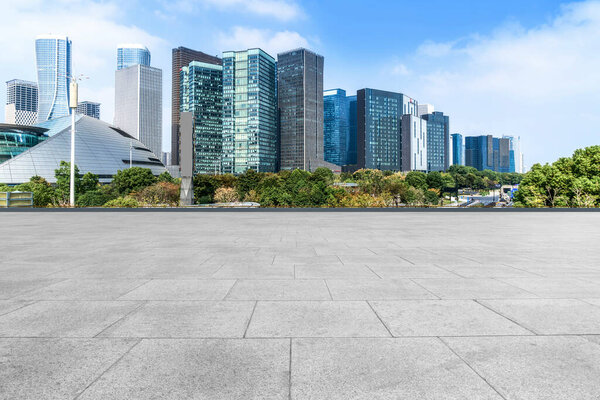 Голубое небо, пустой мраморный пол и панорама города Ханчжоу
