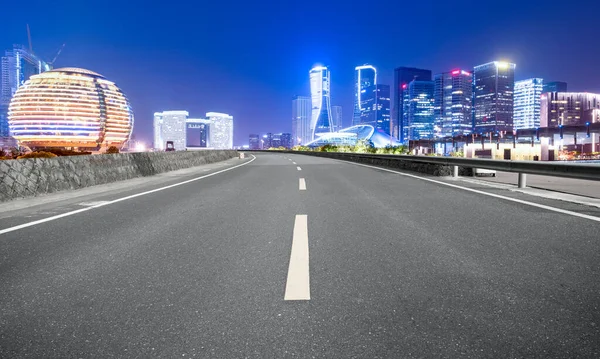 Road Pavement Nachtzicht Van Hangzhou Urban Architectur — Stockfoto