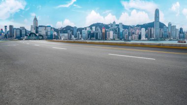 Şehrin panoramik manzarası, boş yolu