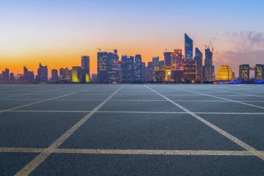 Hangzhou mimarisinin şehir yolu asfalt kaldırımı ve ufuk çizgisi
