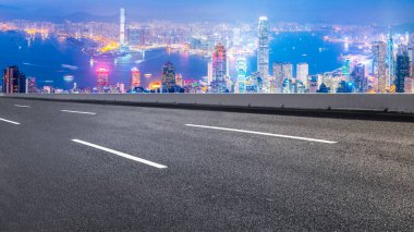 Şehrin panoramik manzarası, boş yolu