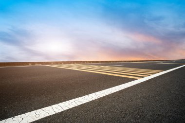 Hava yolu asfalt yol ve güzel gökyüzü manzarası