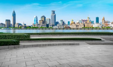 Hava yolu asfalt yolu ve ticari yapının ofis binası