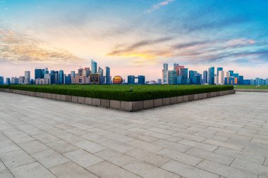 Boş kare döşemeleri olan kentsel gökdelenler