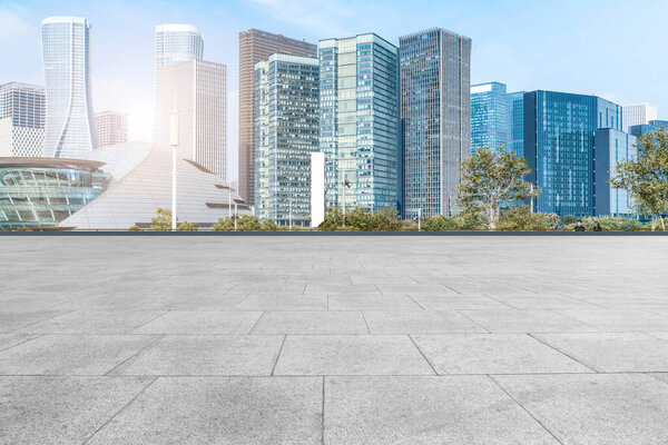 Голубое небо, пустой мраморный пол и панорама города Ханчжоу
