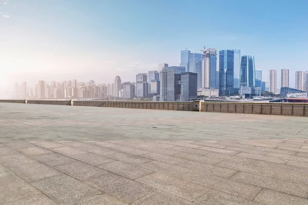 Horizonte Del Horizonte Urbano Chongqing Con Una Plaza Vacía — Foto de Stock