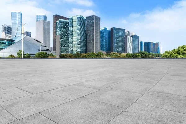 Mavi gökyüzü, boş mermer zemin ve Hangzhou şehir kemerinin ufuk çizgisi.