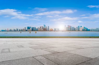 Boş kare döşemeleri olan kentsel gökdelenler