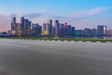 Hangzhou mimarisinin şehir yolu asfalt kaldırımı ve ufuk çizgisi
