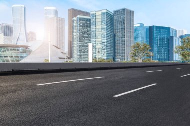 Hangzhou şehir polisinin şehir yolu asfalt kaldırımı ve ufuk çizgisi