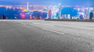 Şehrin panoramik manzarası, boş yolu