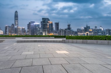 Mimari Plaza ve zemin döşemeleri olan kentsel gökdelenler.