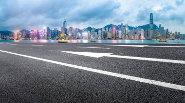 Şehrin panoramik manzarası, boş yolu