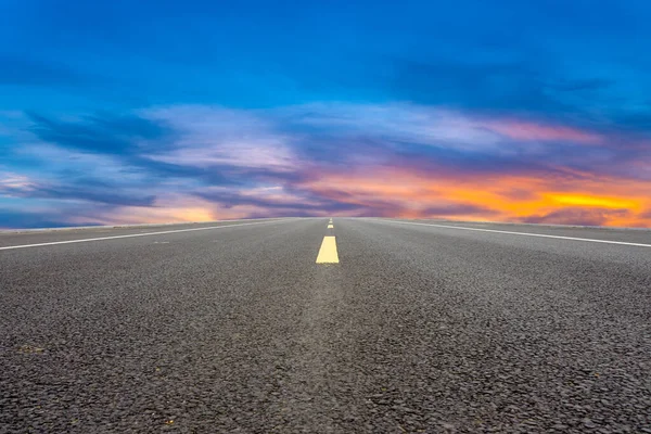 Asfalto Estrada Céu Nuvem Paisagem — Fotografia de Stock