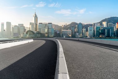 Hava yolu asfalt yolu ve ticari yapının ofis binası