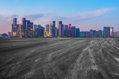 Hangzhou mimarisinin şehir yolu asfalt kaldırımı ve ufuk çizgisi