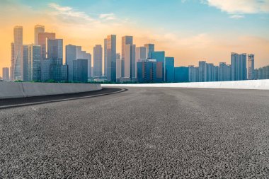 Hangzhou mimarisinin şehir yolu asfalt kaldırımı ve ufuk çizgisi