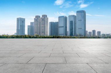 Boş Plaza fayansları ve modern şehir binasının ufuk çizgisi