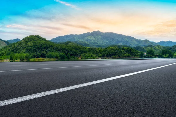 Autostrada Asfalt Bruk Naturalne Landscap — Zdjęcie stockowe