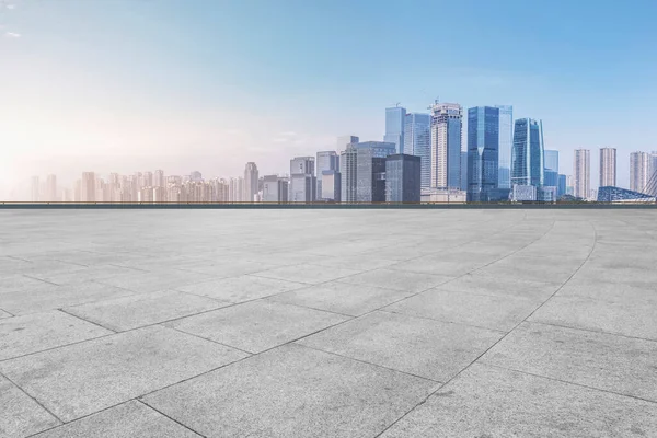 Horizonte Del Horizonte Urbano Chongqing Con Una Plaza Vacía —  Fotos de Stock