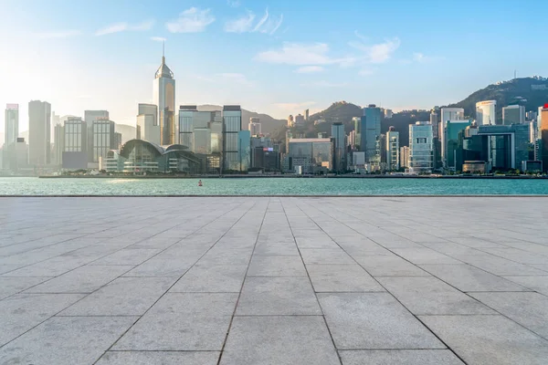 Pavimenti Vuoti Marmo Vista Sulla Città Sotto Cielo Blu — Foto Stock