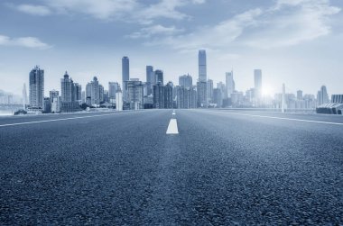 Panoramik şehir manzaralı boş yol