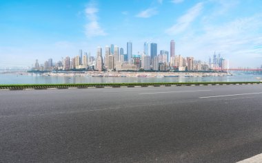 Kent kare yolu ve mimari manzaranın ufuk çizgisi